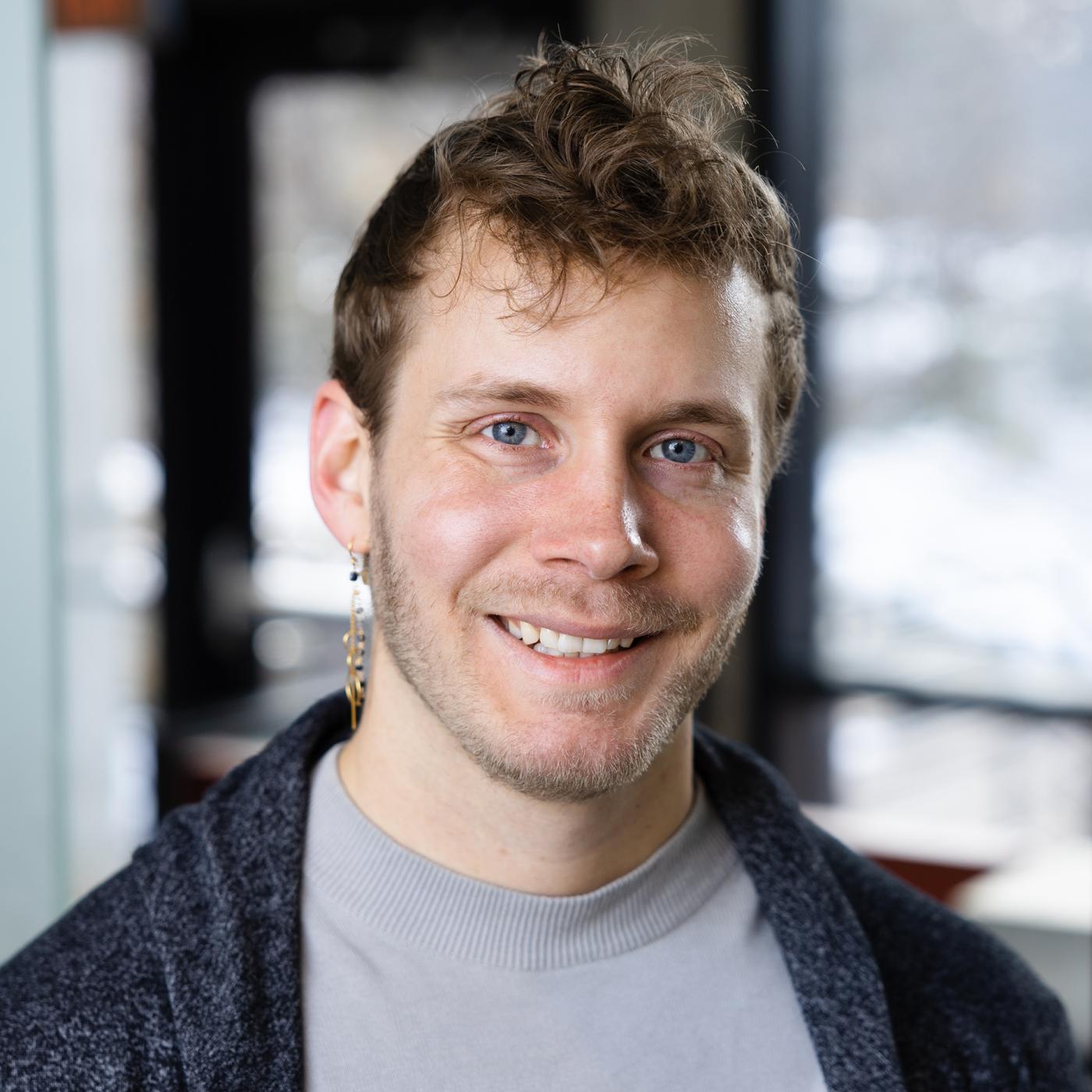 Ari Bell Headshot