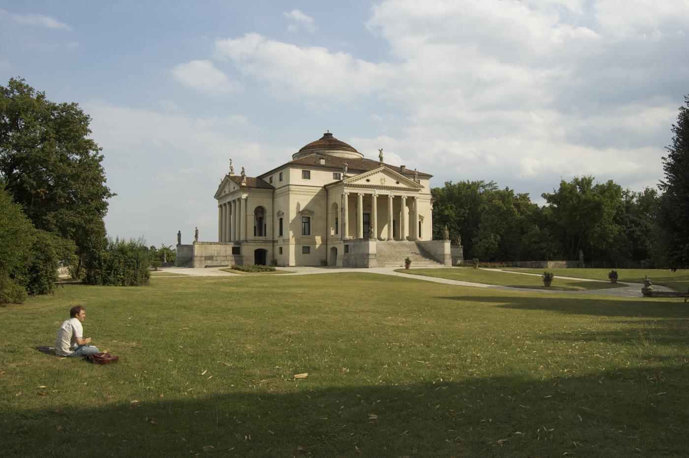 Villa La Rotunda in Vicenza - A front facing view of a Palladian building